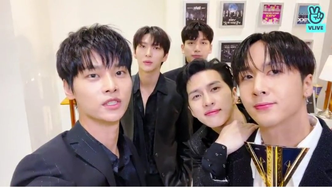 hourlyneo's tweet photo. I MISSED THEM SO MUCHM. MISSED THIS VIEW 😭😭 WHEN HAKYEON TAKES THE CAMERA AND THE OTHERS GATHER AROUND HIM LIKE CUTE LITTLW CHICKS 😭😭🥺 https://t.co/WMtwRqcavY