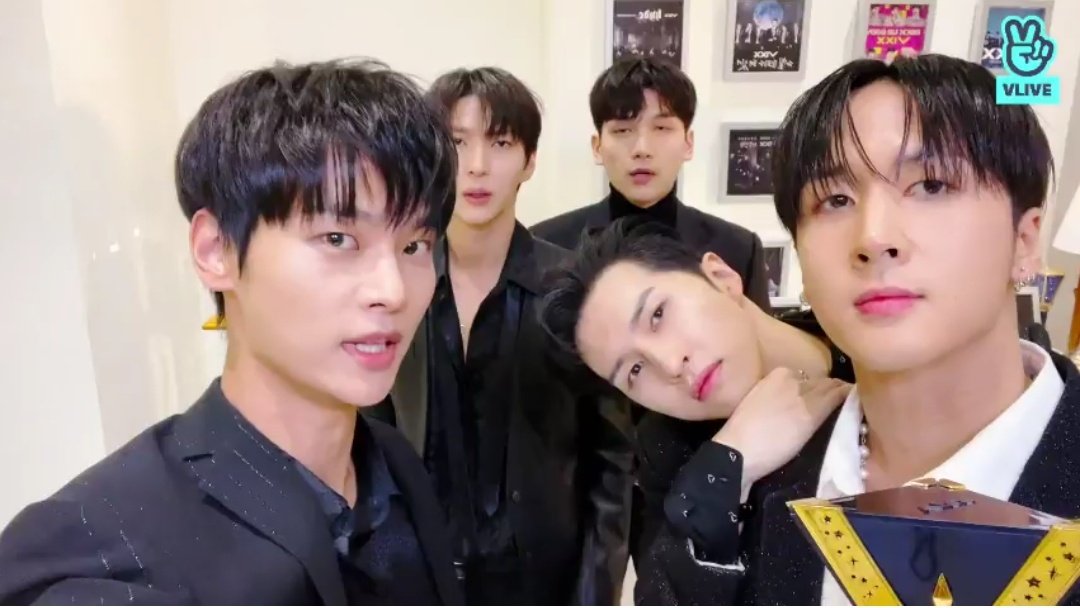 hourlyneo's tweet photo. I MISSED THEM SO MUCHM. MISSED THIS VIEW 😭😭 WHEN HAKYEON TAKES THE CAMERA AND THE OTHERS GATHER AROUND HIM LIKE CUTE LITTLW CHICKS 😭😭🥺 https://t.co/WMtwRqcavY