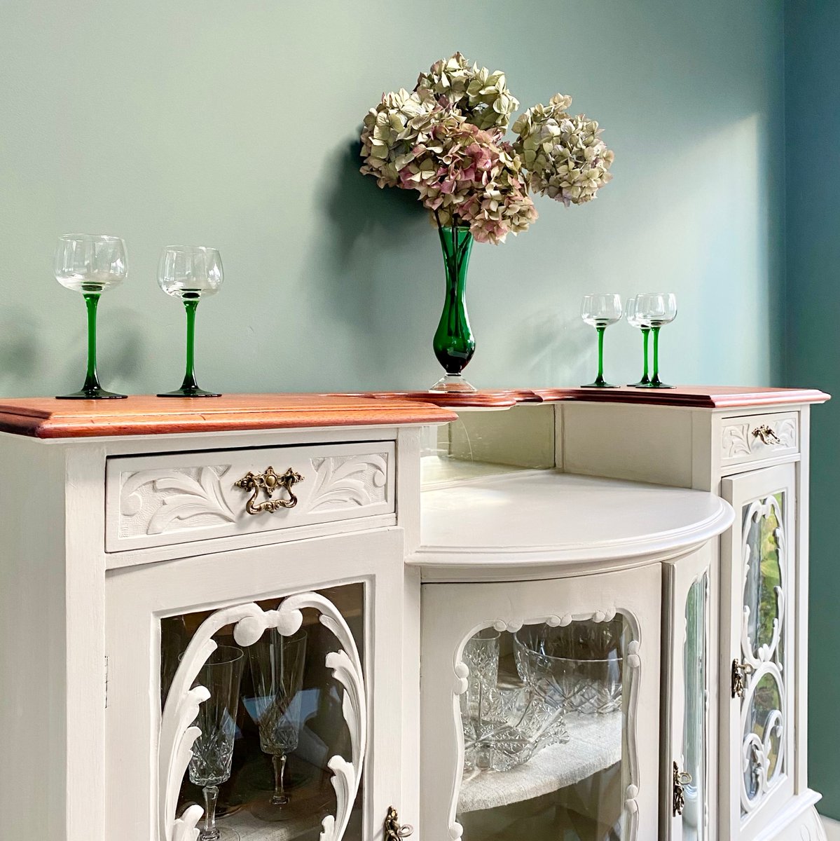 Khaya_Studio's tweet photo. We upcycled this gorgeous sideboard for our Rhiwbina Airbnb reno. 

Interior Design by @khaya_studio

#Upcycle #ReuseReduceRecycle #EcoDesign #LessWaste #DiningroomInspo #Interiors #CardiffReno #CardiffInteriorDesigner #InteriorDesignerCardiff https://t.co/knKL0ZwcLK
