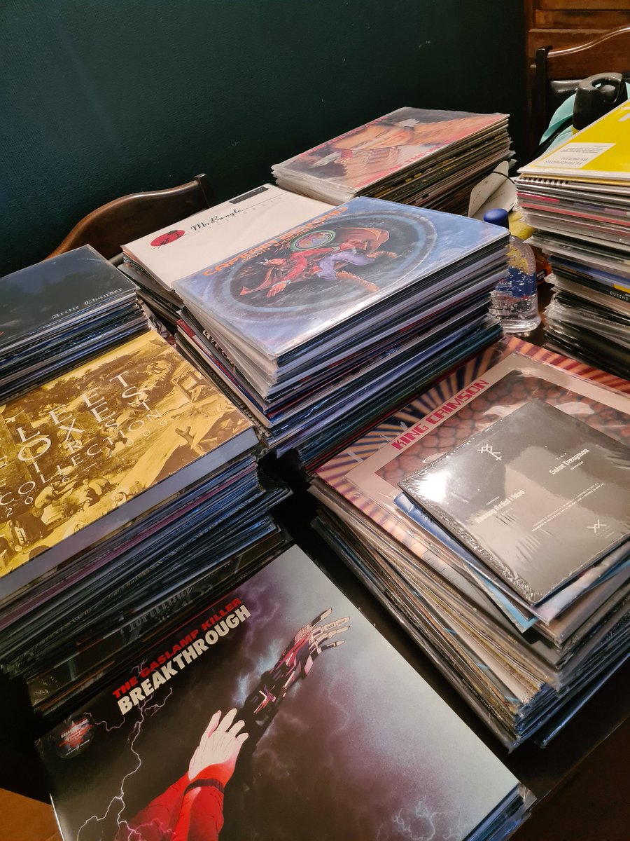hardformatchile's tweet photo. Trabajando para ustedes  #vinilos https://t.co/wtmEVxrlfD