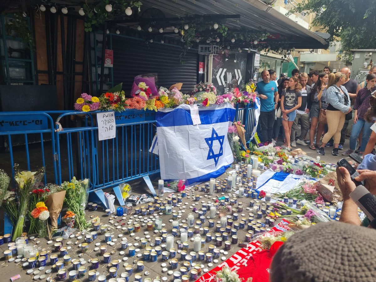 موقع العملية الإرهابية في تل ابيب حيث يتوافد أبناء شعبنا للتعزية