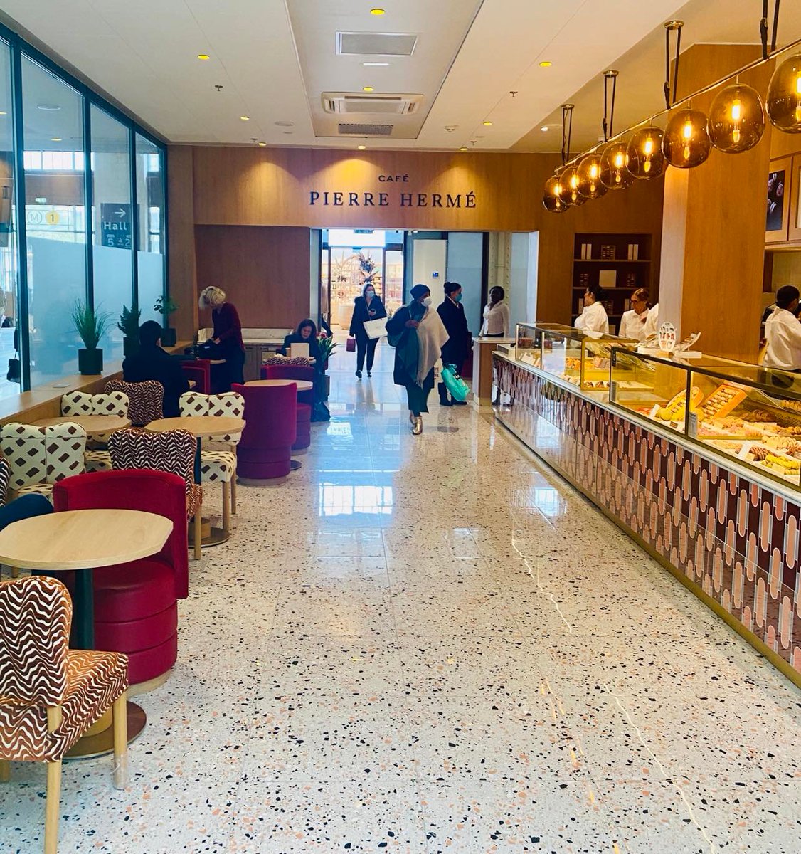 PierreHerme_FR's tweet photo. Nous avons le plaisir de vous annoncer l’ouverture d’un nouveau Café #PierreHermé en collaboration avec SSP, situé dans le Hall 1 de la #GaredeLyon à #Paris. Nos équipes vous donnent rendez-vous tous les jours de 5h30 à 20h https://t.co/3OOijKG9iV