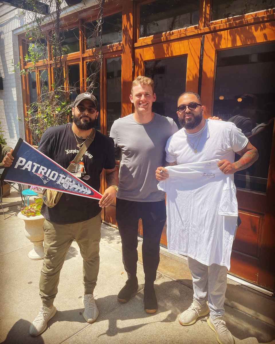 Jaeluis's tweet photo. @ZackCoxNESN Met him same day 🙌🏽🙌🏽🙌🏽 https://t.co/Xp1QbO3BQL