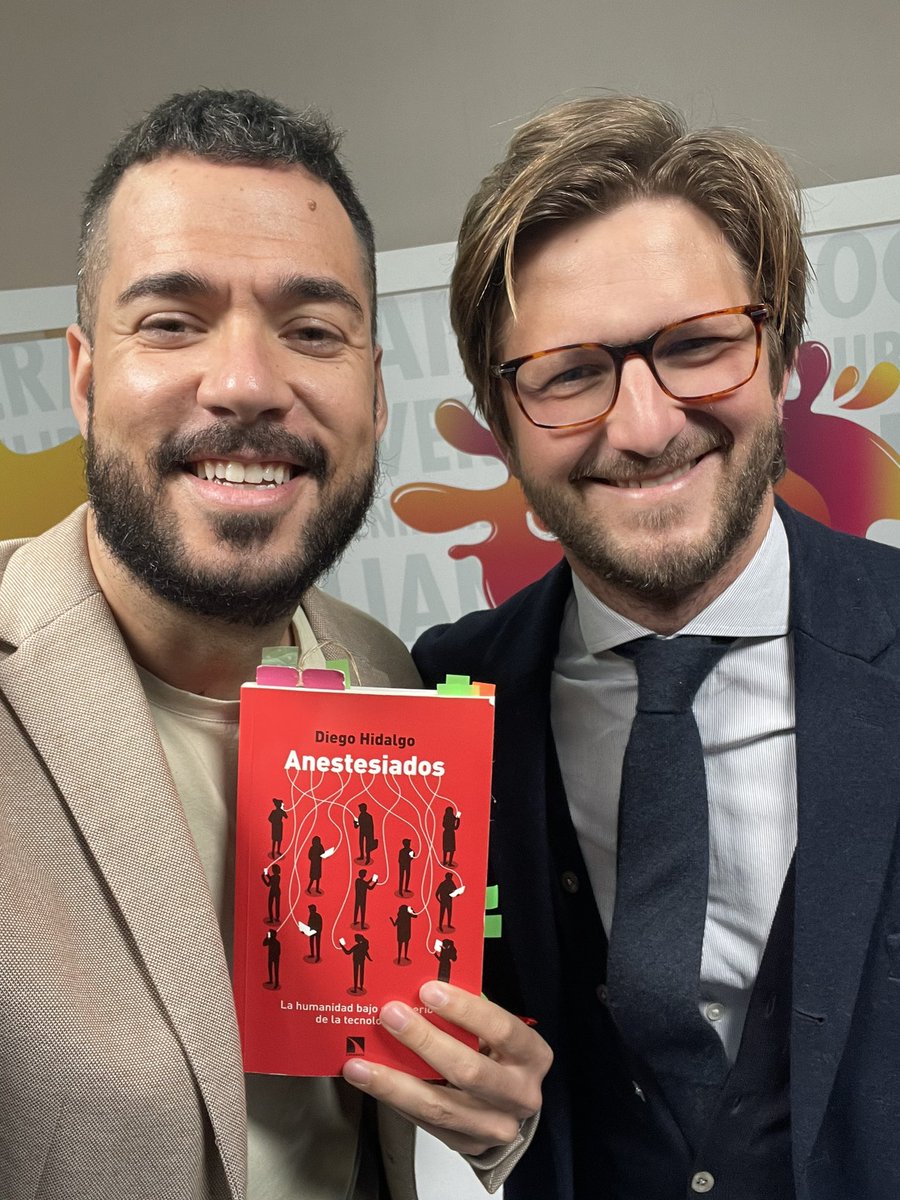 EnfermeroEnred's tweet photo. 🤩Ha sido un placer conocerte @diegohidalgodem y poder hacerte preguntas sobre tu libro que tanto nos fascina en @SaludFirst 

📕“Anestesiados. La humanidad bajo el imperio de la tecnología”

¿Cómo están impactando las tecnologías digitales en nuestra capacidad de concentración? https://t.co/6dmadLxpvF