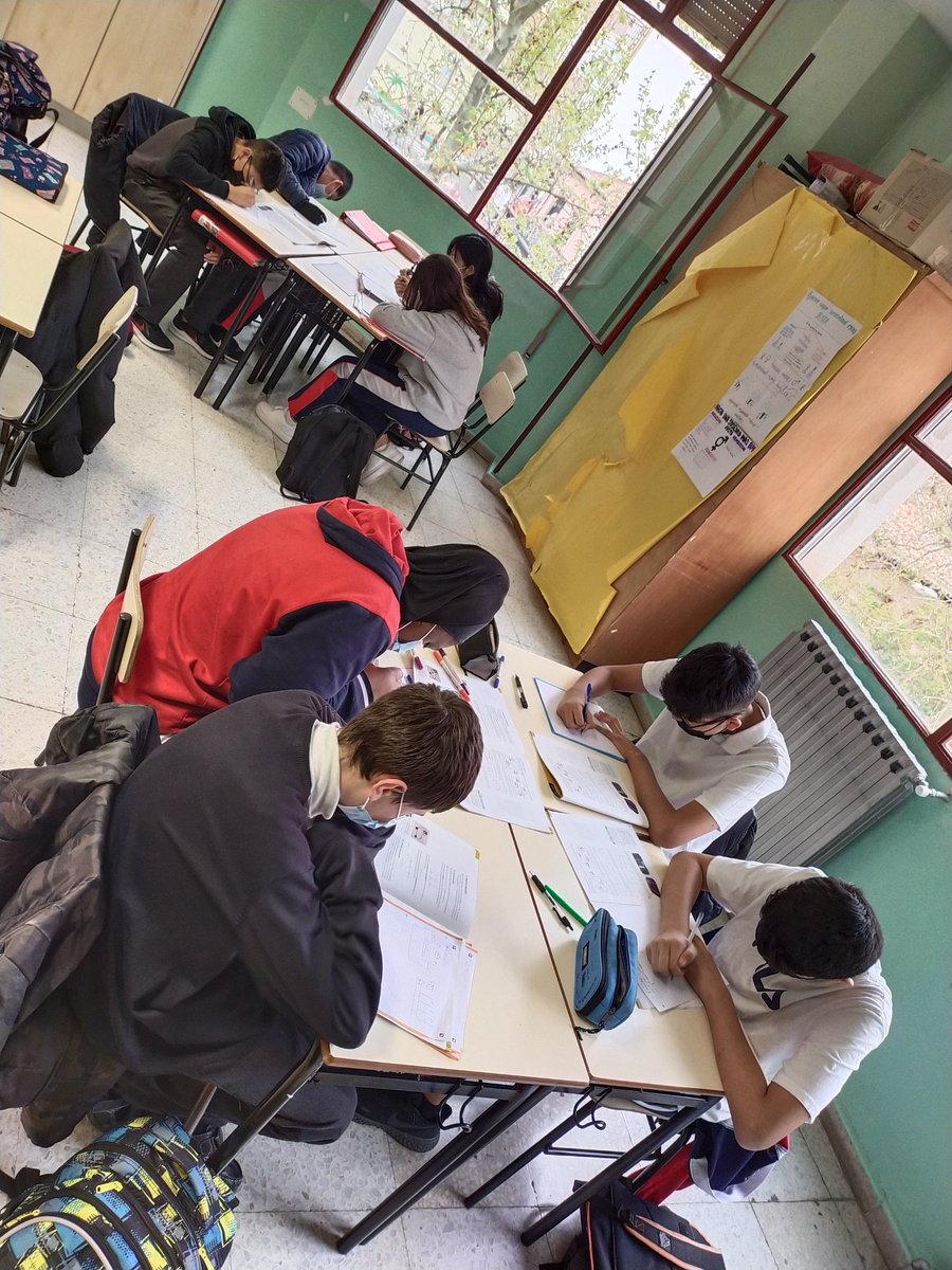 Alice_Wall_'s tweet photo. Empezando la mañana con mis chicos de #Tecno3 practicando los circuitos mixtos de la unidad de #Electricidad con #LapicesAlCentro
✍️🙋🔋💡✏️📝 https://t.co/sFoMNdwGG1