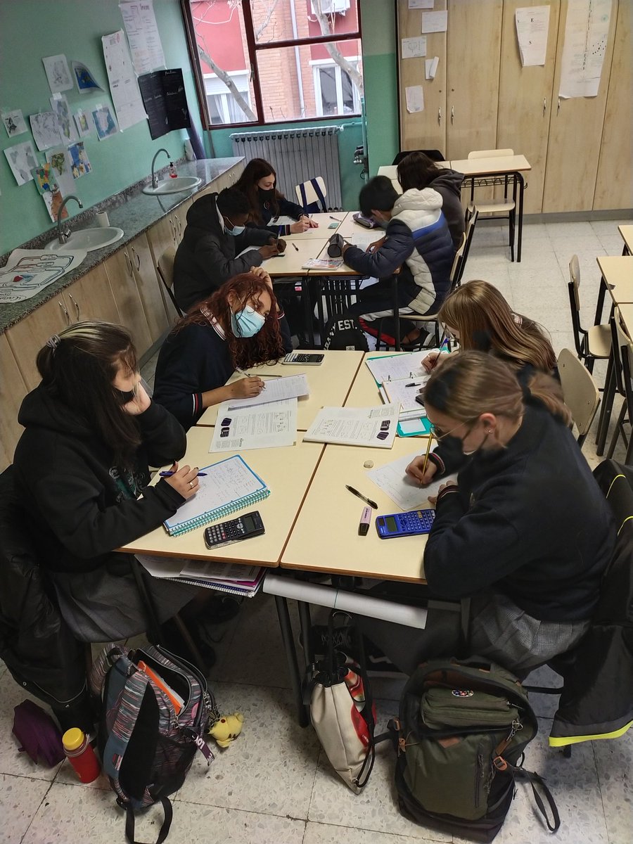Alice_Wall_'s tweet photo. Empezando la mañana con mis chicos de #Tecno3 practicando los circuitos mixtos de la unidad de #Electricidad con #LapicesAlCentro
✍️🙋🔋💡✏️📝 https://t.co/sFoMNdwGG1