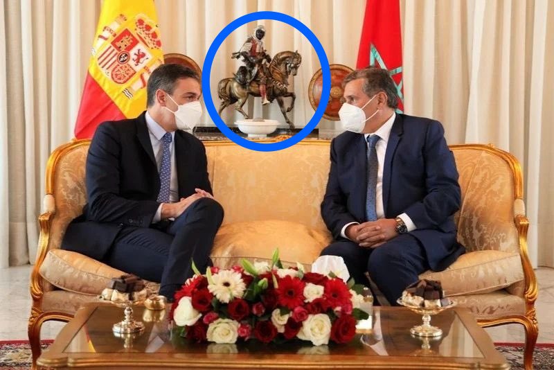 jaimeberenguer's tweet photo. Bandera del revés en mensaje de rendición y figura de Táriq ibn Ziyad, conquistador de España.
Pedro Sánchez es un auténtico despojo moral y político. https://t.co/JWPmS1AfoP