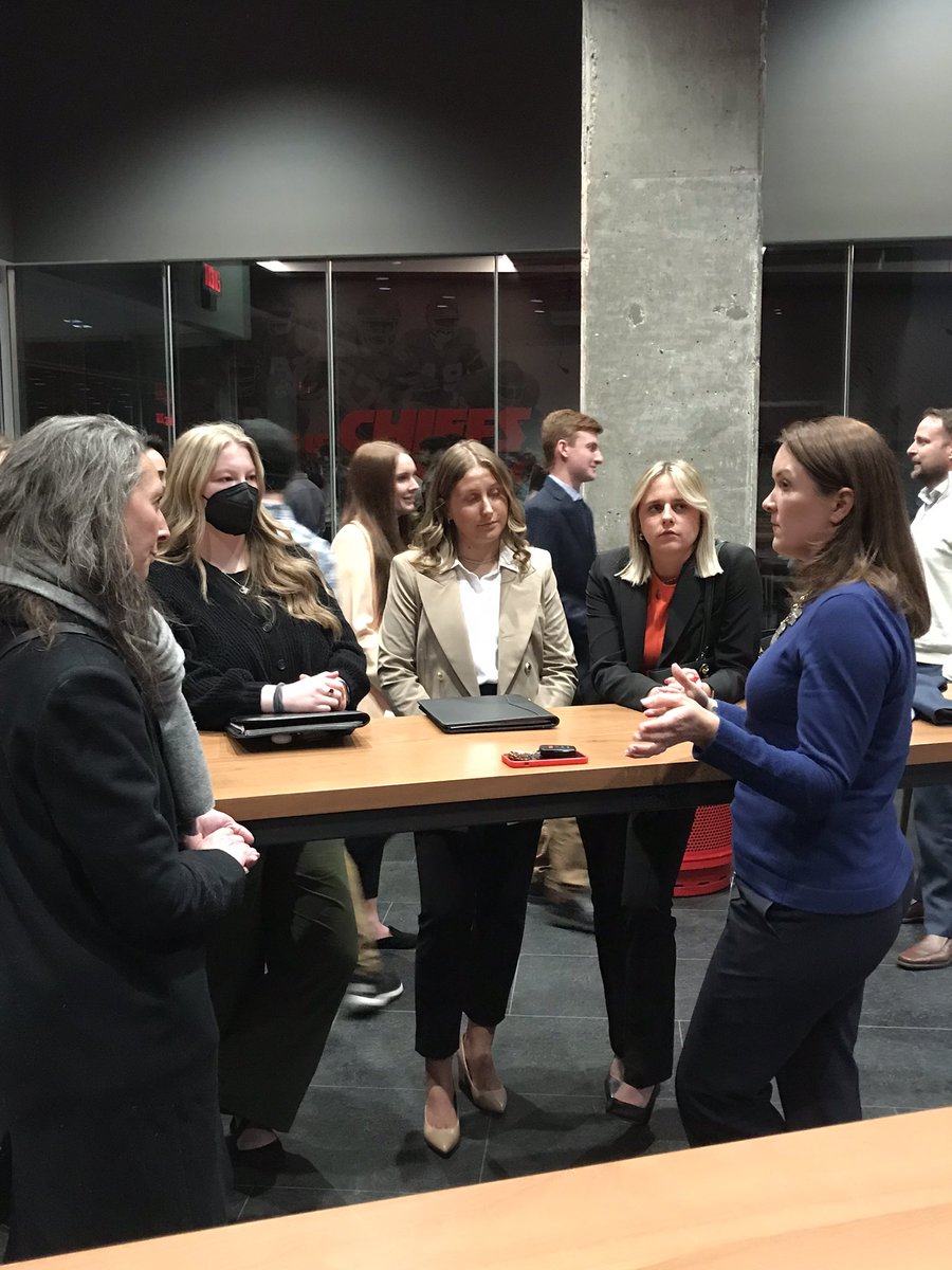 DanMatheson's tweet photo. Day 1 of the @UISportRecMgmt field trip to #KansasCity = amazing! All-access #Chiefs stadium tour, all-star executive panel &amp; networking opportunities. #KCRoyals opening day. Thank you to our generous hosts! Day 2 here we come! #uiowa #SportsBiz #FieldTrip https://t.co/wkQSDLTjmW