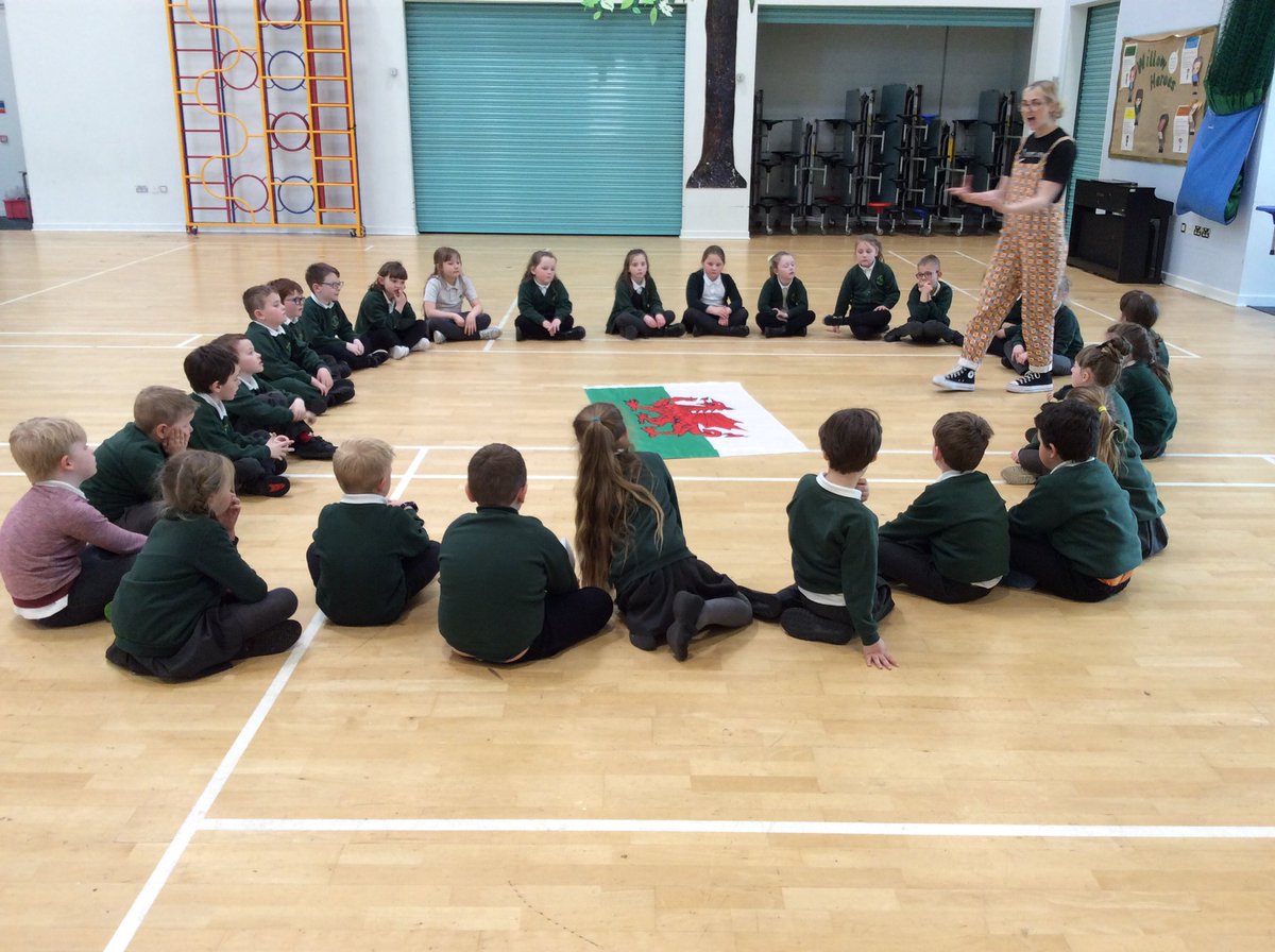 wpsYear2Melyn's tweet photo. @loubyloustories @WillowtownPri we had a fantastic afternoon with Miss Alys helping her act out and re-tell the story of Merlin and the Red Dragon. It was the perfect way to end our Wild about Wales topic 🏴󠁧󠁢󠁷󠁬󠁳󠁿 Thank you so much! #WPSLLC #expressiveartsWPS https://t.co/E6toO9syP3