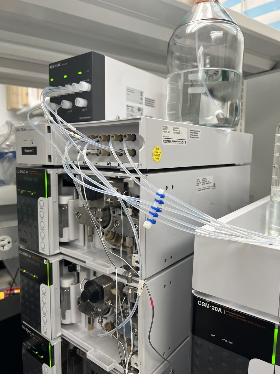 Zefsci's tweet photo. What we do to keep lines in order it is the little things. #holc #zefsci #Laboratory #chemitry https://t.co/bJBgFuX6Mp