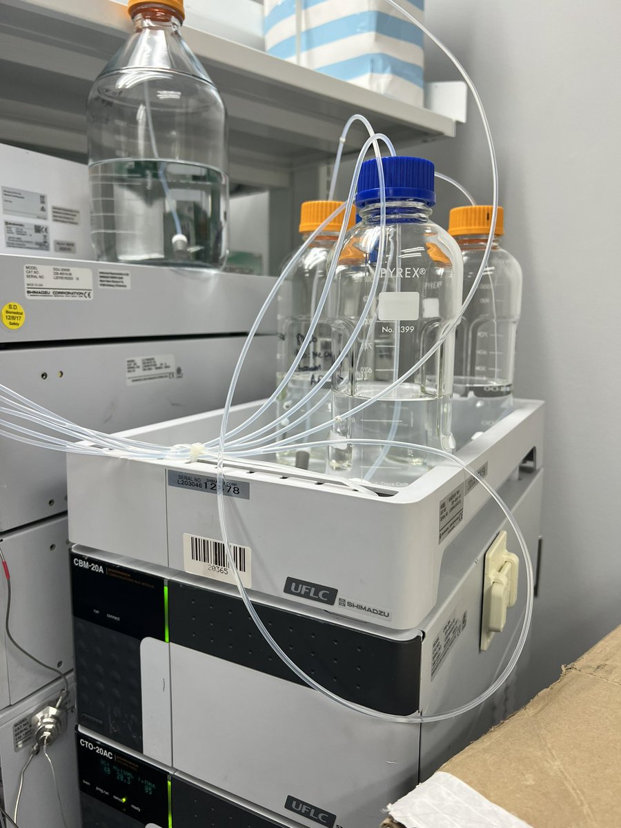 Zefsci's tweet photo. What we do to keep lines in order it is the little things. #holc #zefsci #Laboratory #chemitry https://t.co/bJBgFuX6Mp