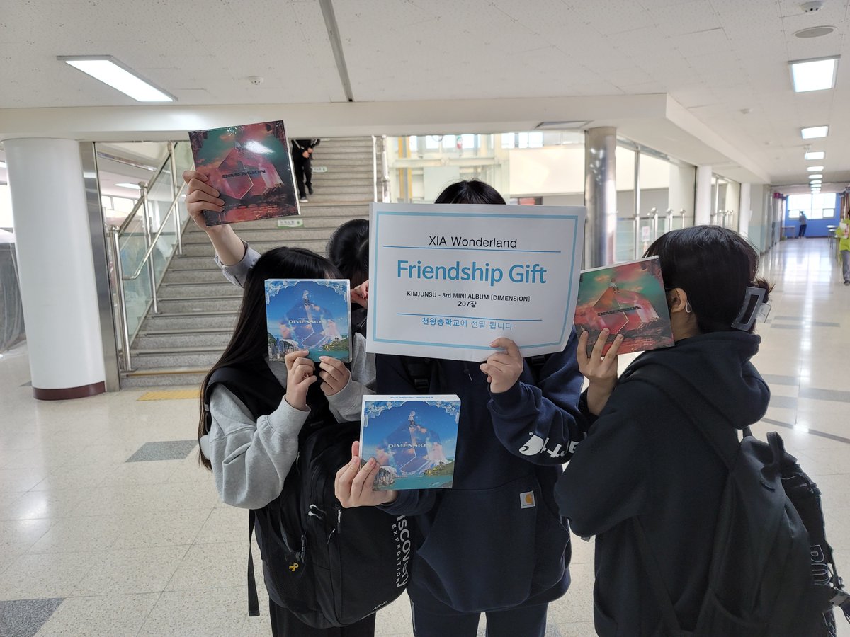 KIMJUNSU 3rd MINI ALBUM DIMENSION　共同購入で
アルバム寄付の募金にご参加していただきありがとうございました。
Ktown4Uさんから4月5日にソウル市内の中学校にアルバム207枚寄付が行われたというお知らせをいただきました。
寄贈確認書と認証の写真です。ありがとうございました。