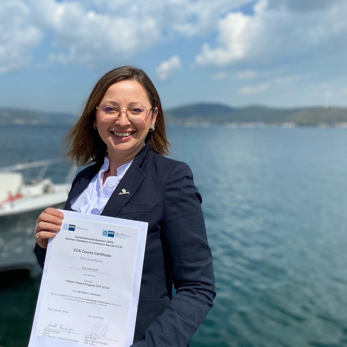 SultanEdip's tweet photo. 🇹🇷Alman-Türk Ticaret ve Sanayi Odası’nın Türkiye ve dört ülkede yürüttüğü Kasım 2021’de başladığımız dijital eğitim yürütme programında tüm dünyadan katılımcılar arasında üstün başarıyla tamamlayan ilk uzmanlardan biri olmanın gururunu ışıklarla yaşıyorum 💫 #AHK #GlobalTrainer https://t.co/91bhp5dUtT