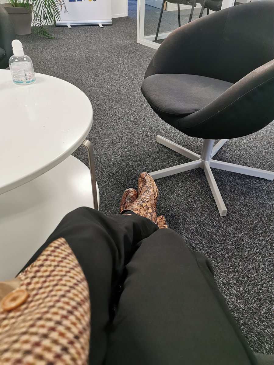 Dans la salle d'attente pour demander ma première subvention d'indépendante wish me luck 🍀