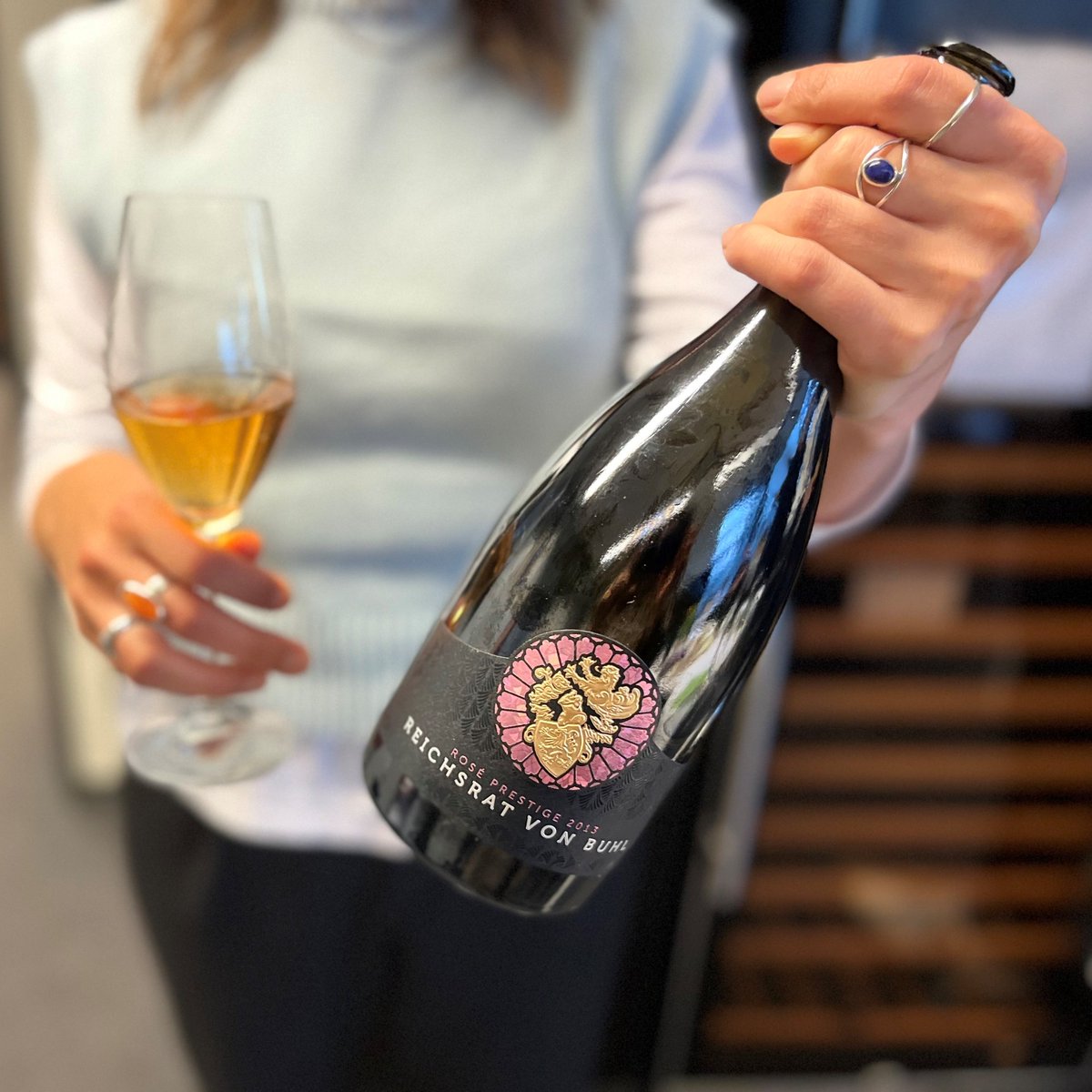 vinum_magazin's tweet photo. Manchmal sollte man einfach durch die rosarote Brille schauen! 🤩💟
#vinumaufgeploppt
•
#vinummagazin #weintipp #weintippderwoche #vinumtrinkt #wein #winelover #winestories #weinmagazin #instawine #vinumtipps #vinumweintipp https://t.co/OoEg0KBVdz