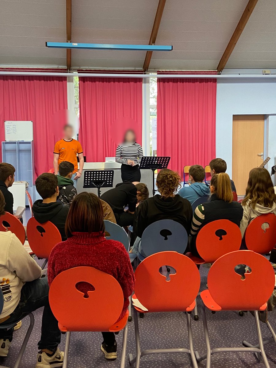 CollegeGavray's tweet photo. Bravo aux élèves de 3ème ayant participé aux joutes oratoires avec leur professeur de français #eloquence #oral https://t.co/YGaV1MJqZX