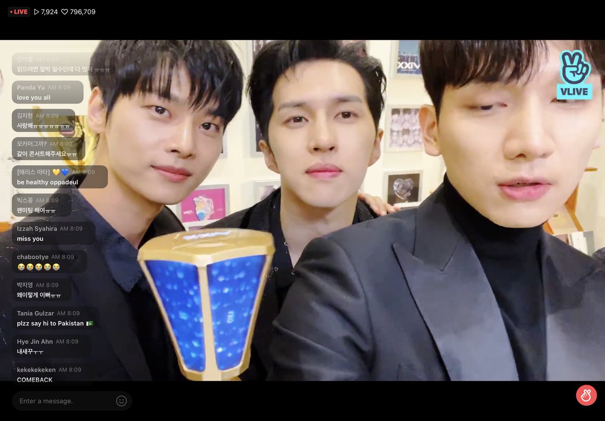 vixxsarangheyyo's tweet photo. Random Screenshots of VIXX and their starlightsticks ⭐️💫 https://t.co/lN3f2RIca0