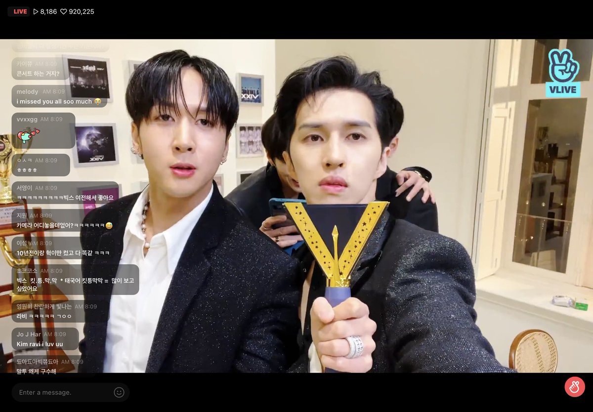 vixxsarangheyyo's tweet photo. Random Screenshots of VIXX and their starlightsticks ⭐️💫 https://t.co/lN3f2RIca0