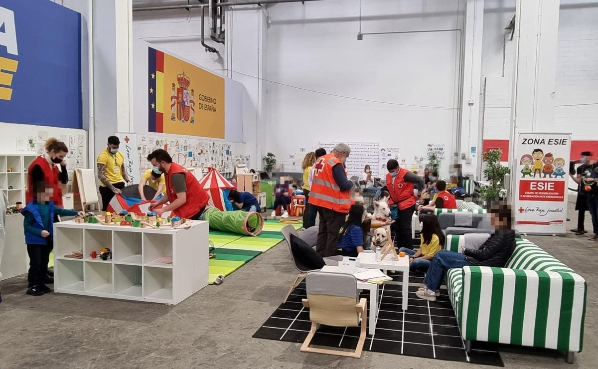 inclusiongob's tweet photo. 🇺🇦🇪🇸 En este centro, como en el resto de CREADE, se acoge a los desplazad@s ucranian@s:

📄Obtienen de forma inmediata los permisos de residencia y trabajo

👥Se les entrevista para conocer sus circunstancias para cubrir sus necesidades y orientarles al mejor recurso de acogida https://t.co/r7euxVmY84