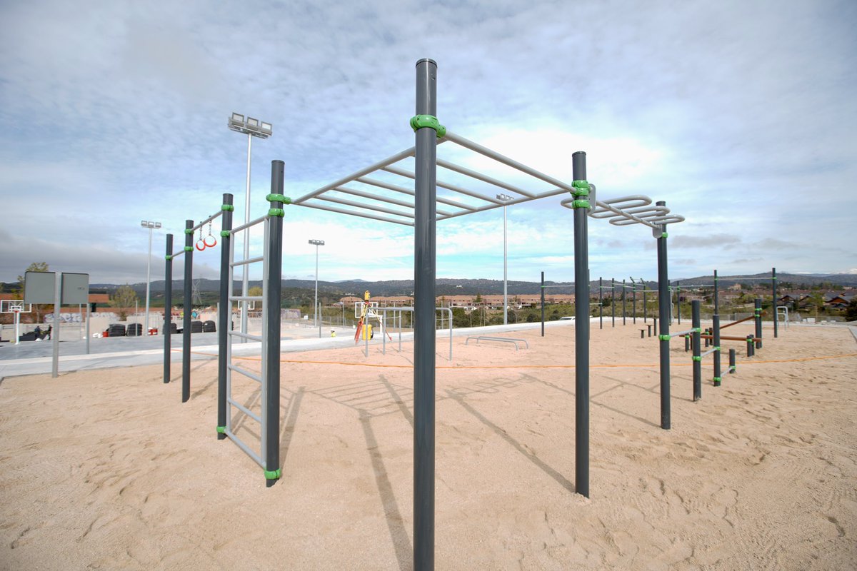 Ayto_Las_Rozas's tweet photo. Pronto estará listo el nuevo complejo deportivo al aire libre de El Cantizal, con pistas deportivas, parkour, slackline, chasetag, calistenia… y en un lugar privilegiado.

Hoy @jdelauz, @juancabrerapor y José Cabrera han visitados los últimos trabajos

➕ https://t.co/DoiqSrQa5z https://t.co/Ykbl2Ks3vF