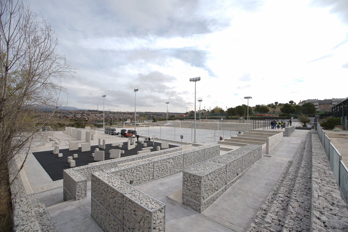 Ayto_Las_Rozas's tweet photo. Pronto estará listo el nuevo complejo deportivo al aire libre de El Cantizal, con pistas deportivas, parkour, slackline, chasetag, calistenia… y en un lugar privilegiado.

Hoy @jdelauz, @juancabrerapor y José Cabrera han visitados los últimos trabajos

➕ https://t.co/DoiqSrQa5z https://t.co/Ykbl2Ks3vF