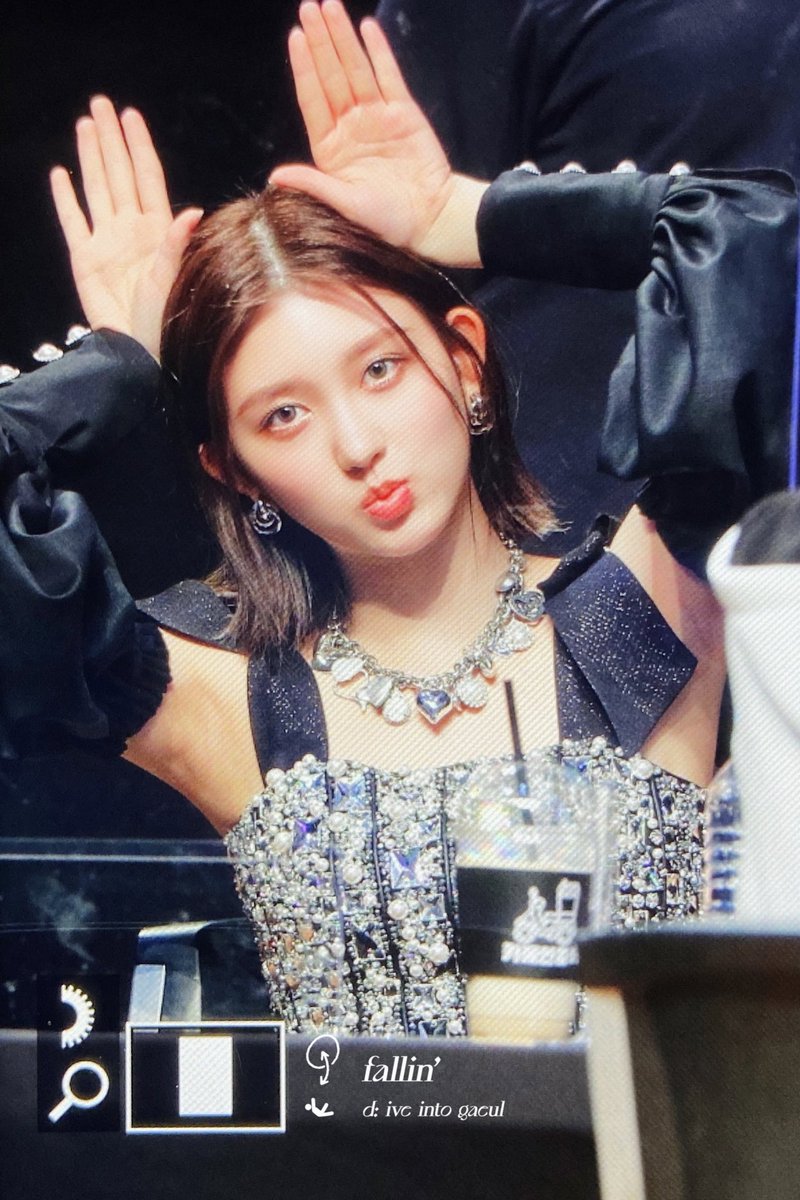 fallin_924's tweet photo. 220408 깡총(?)🐰
#IVE #아이브 #가을 #GAEUL https://t.co/5z62jzUAlU