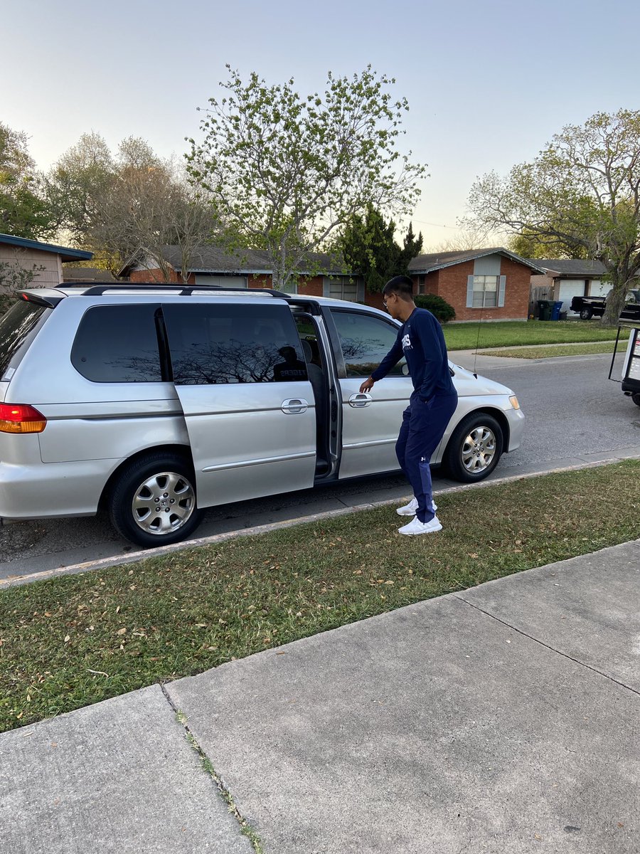 cfgilbert3's tweet photo. Carroll Tigers Boys Track Team in the house @SchanenEstates greeting our future Tigers. @JohnAPrezas @r0hernandez #ccisdproud @Arredondo_CHS @mycarrolltigers https://t.co/drSwqMJJmd