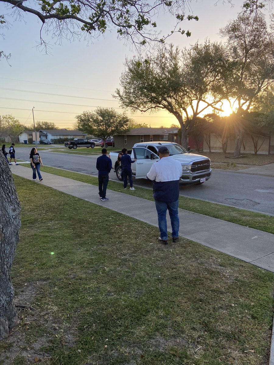 cfgilbert3's tweet photo. Carroll Tigers Boys Track Team in the house @SchanenEstates greeting our future Tigers. @JohnAPrezas @r0hernandez #ccisdproud @Arredondo_CHS @mycarrolltigers https://t.co/drSwqMJJmd