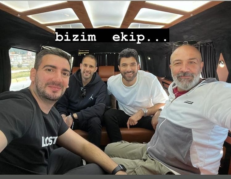 Engin_France's tweet photo. #EnginAkyürek a enfin donné signe de lui. Il a publié cette belle photo d'équipe dans sa story d'instagram 😍 https://t.co/O9MXn2l5pf