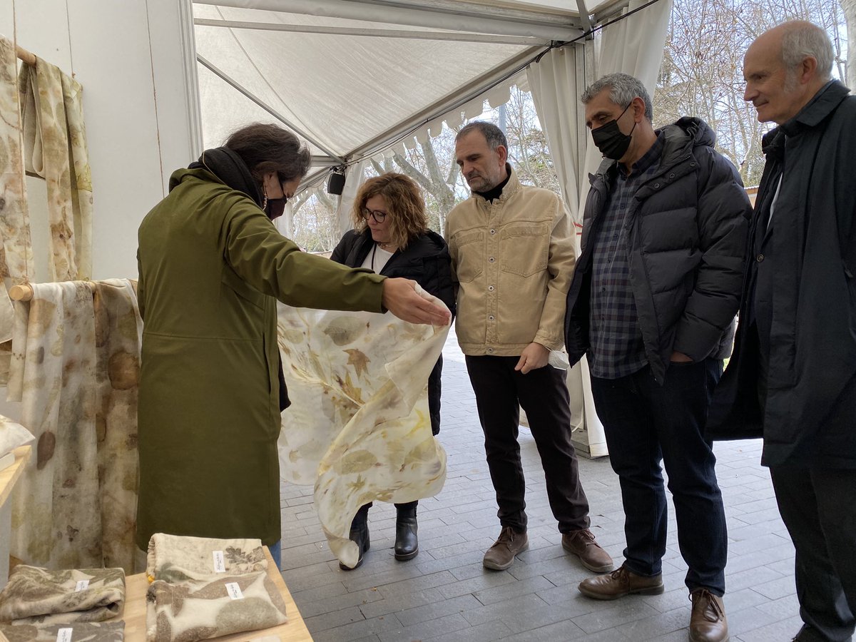 ideva_agencia's tweet photo. La Feria de Artesanía de Valladolid ya está abierta en la Acera de Recoletos. Podrás visitarla hasta el 17 de abril de 11 a 14:30 y de 17 a 21:30 horas. @CharoChavez1 ha acompañado a los artesanos y organizadores en la inauguración #foacal #cearcal https://t.co/Eh7I14LWqn