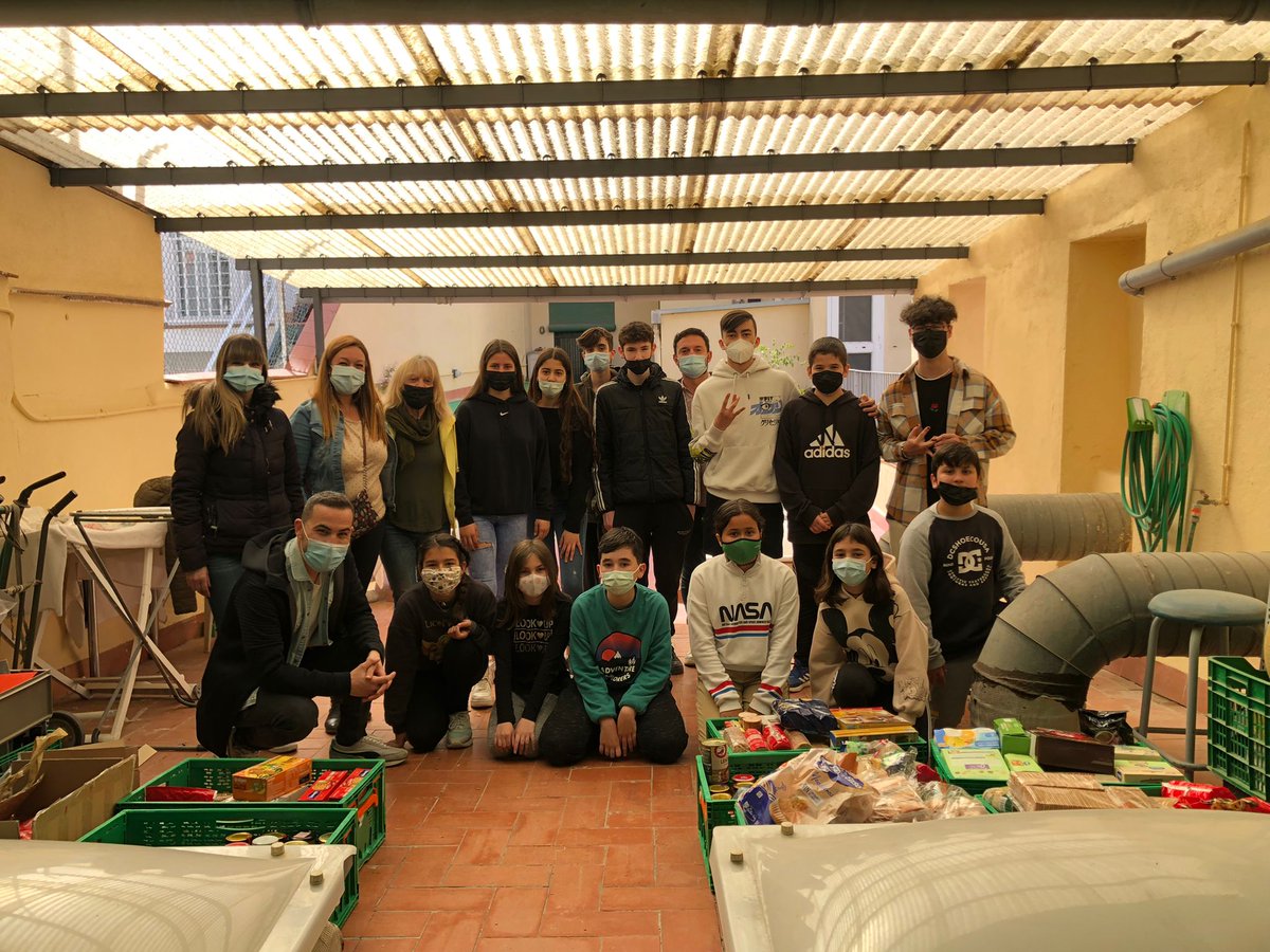 inslaialarquera's tweet photo. Avui hem visitat la Fundació Sant Joaquim i hem lliurat els aliments recollits durant la VII Jornada Solidària de l’Ins Laia l’Arquera. Moltes gràcies a @Torre_Llauder @angeleta_ferrer @CamidelCros @EscolaJosepMon1 per haver-hi participat i col·laborat un any més. @EducacioMataro https://t.co/ZEQBzKj5Gm