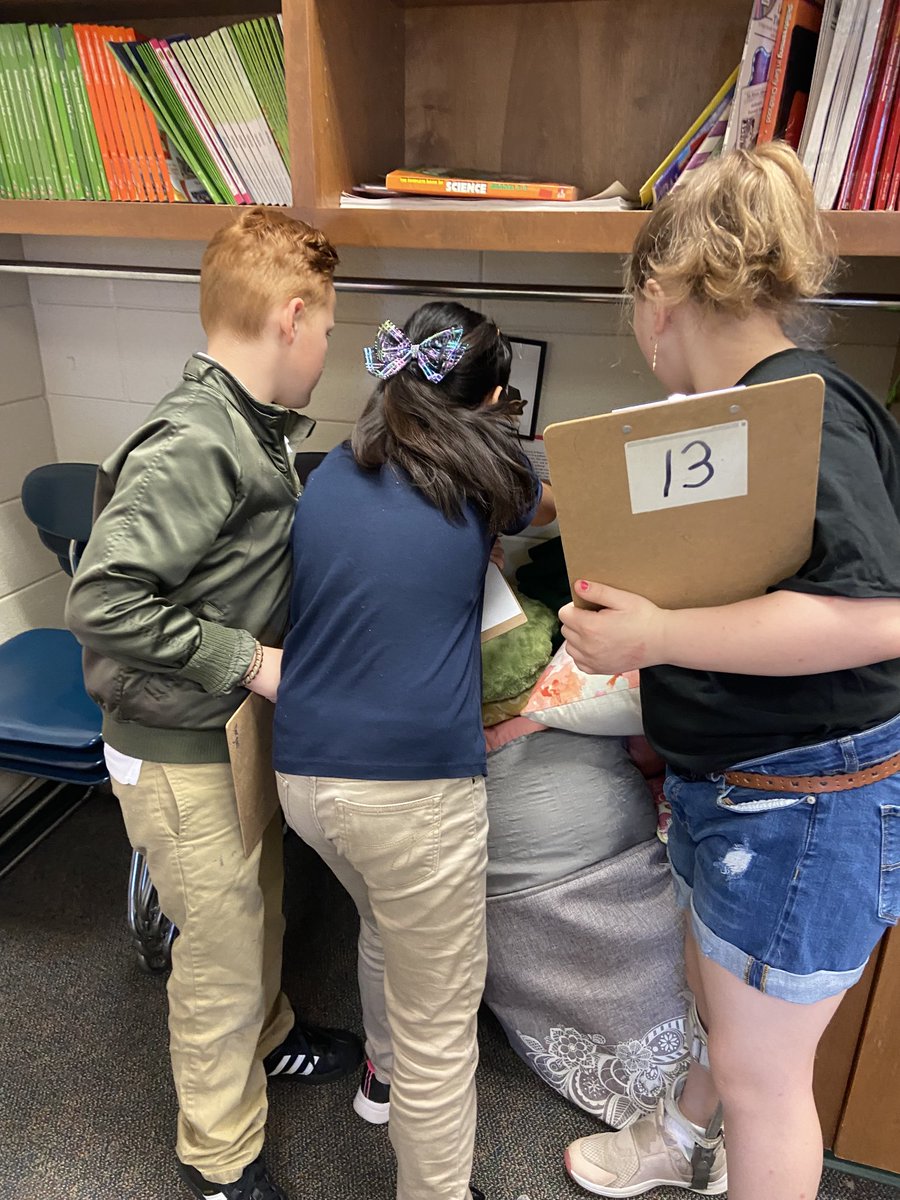 LesRperry's tweet photo. Gallery Walk - Because of Winn Dixie, Kate Dicamillo. What fun! #WeAreLES https://t.co/azm8P0WdLe