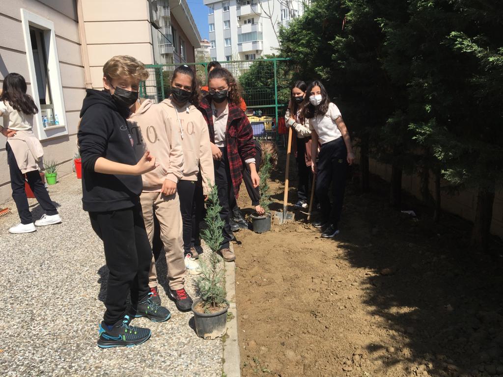 sadettin_turkun's tweet photo. Creasteam projesi kapsamında çevre bilinci kazandırmak adına öğrencilerimizle okulumuzun bahçesini ağaçlandırdık. @CreaSTEAM_proj #CreaSTEAM https://t.co/6Qzr8a9nZb