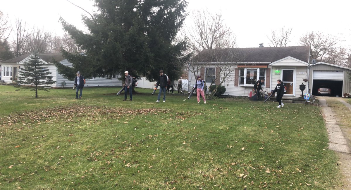 bryan_smith419's tweet photo. Beautiful morning to tackle another job site! These juniors are awesome. @SylvaniaSchools @sylvania_tech  #workbasedlearning https://t.co/t2eva1tBKp