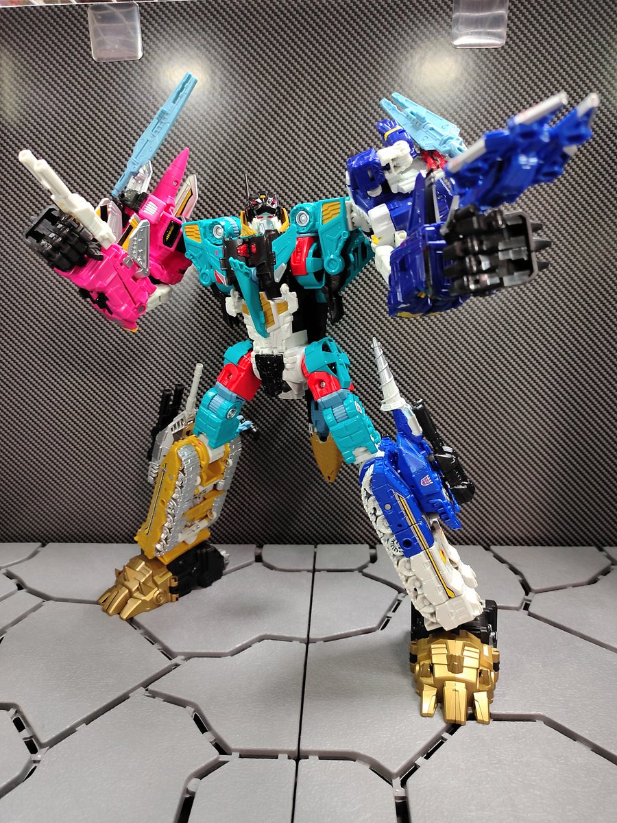 takaha_chanel's tweet photo. #Transformers #PLATINUMEDITION #LIOKAISER with #Perfecteffect PC-21‼️
アドオン見た事ないと言いましたが他のアドオンはそこそこあるんです✨
見た目に合わせてボルカニカスに使っていたものを拝借🎶
それなりにしっくり来てるかな❓
足首の前後可動がないので設置性は低め😅
#トランスフォーマー https://t.co/plYBbcUtzh