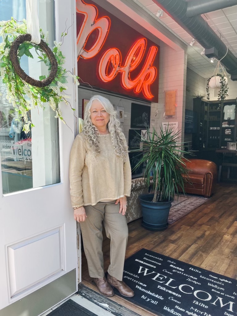 VisitColumbiaTN's tweet image. Help is welcome our newest team member, Debbie Smart! 💫

Debbie is our new Visitor Services Assistant at the Welcome Center! She'd love to say hi and give you some great #Muletown recommendations when you stop by!