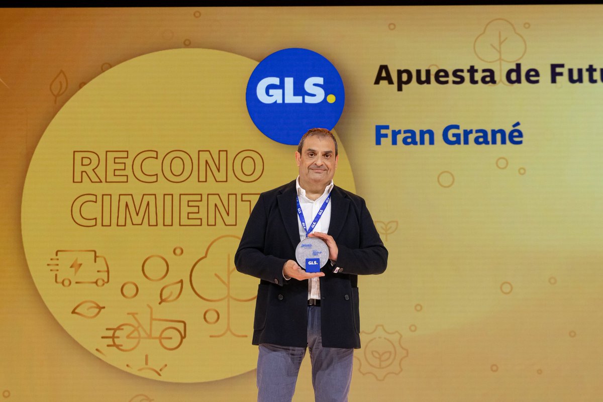 GLS_Spain's tweet photo. 🏅 GLS entrega sus reconocimientos especiales en la Convención #GLSNuevosHorizontes:

Apuesta de Futuro: Fran Grané (Agencia 665 GLS Spain, Les Corts)
Embajador de la Transformación Digital: David Niñoles y Víctor Merino

+info➡️https://t.co/pYHW41oOnY https://t.co/Km9tE1lPMo