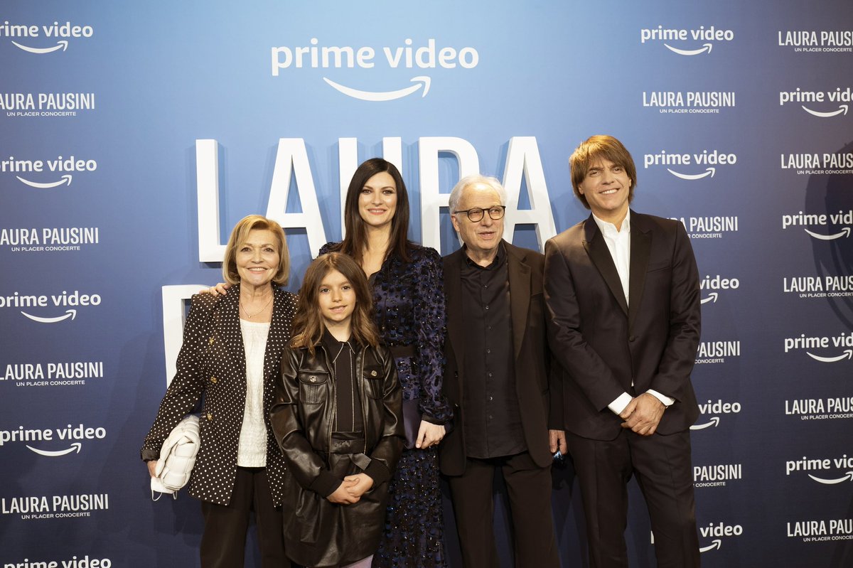 LauraPausini's tweet photo. ¿Y si el camino que hemos seguido no fuera el único para nosotros? A veces la vida te da la oportunidad de descubrirlo. 
Gracias a todos los que fueron a la presentacion de #UnPlacerConocerte en Madrid.
La pelicula ya está disponible en @PrimeVideoES 💙 https://t.co/Dh4CdLtHCj