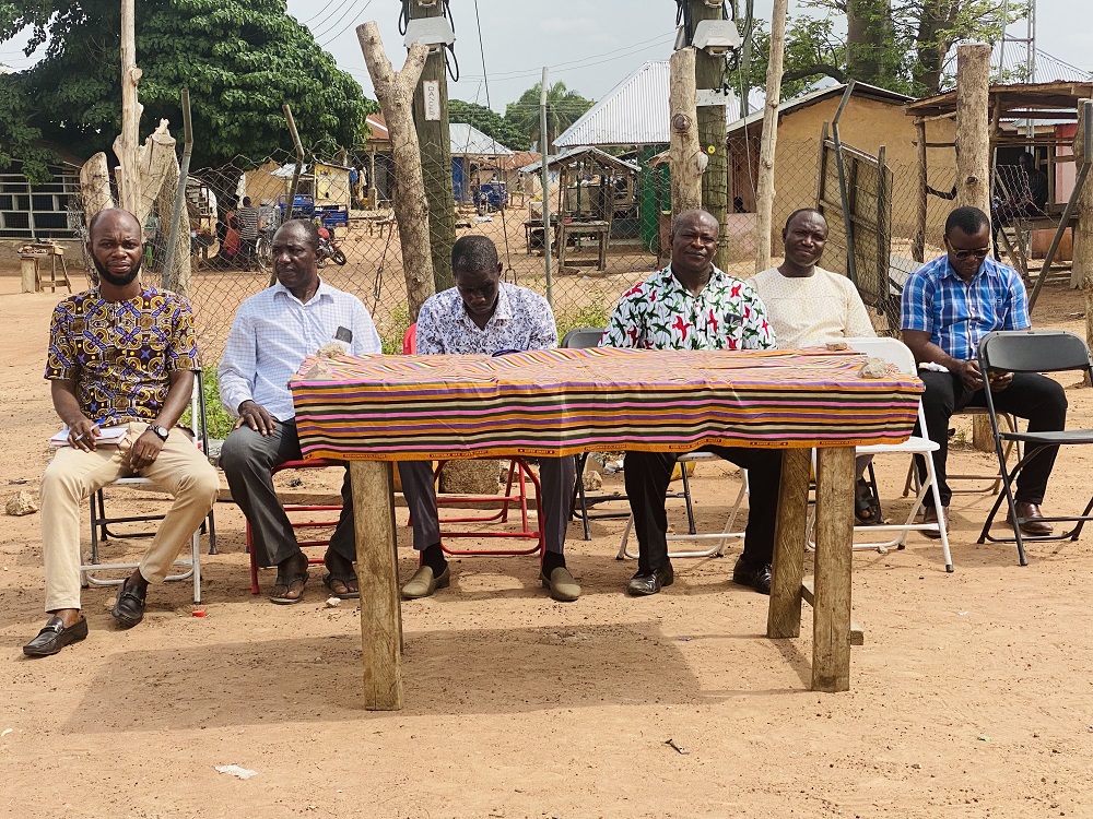 SeneWest's tweet photo. On April 6, 2022, the DCE of Sene West District, Hon. John Nyarba, accompanied by several senior Assembly personnel, visited the Lemu electoral area to connect with citizens and answer issues about their development. @LGSghana @mlgrdgov @GhanaPresidency @moigovgh https://t.co/U5VFWSpfU2