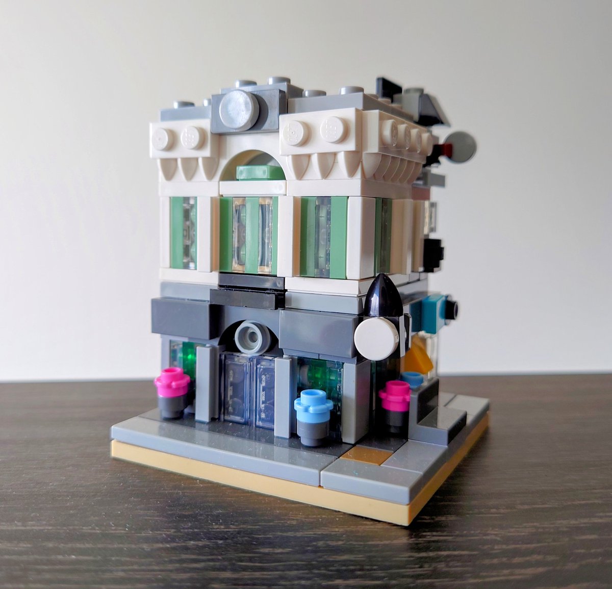 hayauma_lego's tweet photo. 10251 ブリックバンクの8×8サイズ完成

だいぶミニモジュールシリーズも揃ってきたので、今度まとめて撮ろうと思う
#レゴ #LEGO #legomoc #legomodular #afol #MiniModulars https://t.co/E7ZrWhLcJC