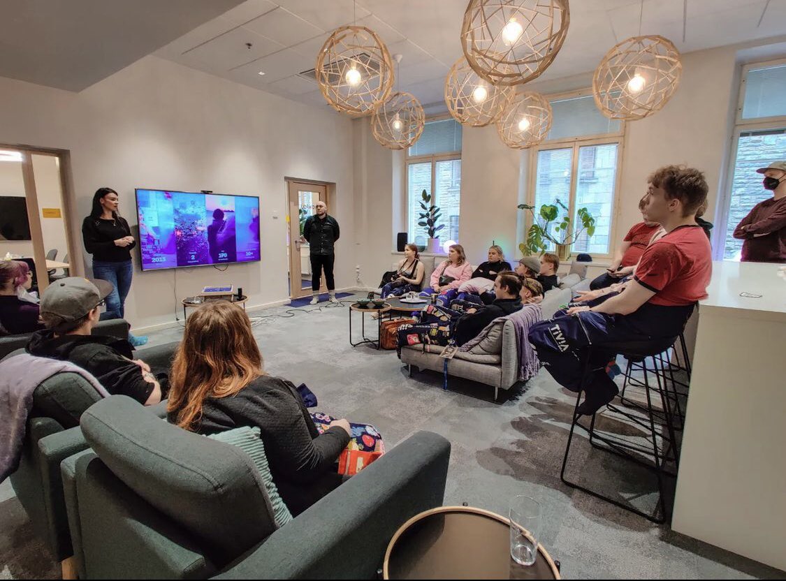 blanko_ry's tweet photo. Tänään lähdettiin kevätexculle! Matkalla Tallinnaan pysähdyttiin Helsingissä ja vierailemassa @SiiliSolutions @AccentureFI ja @loihdefactor :illa! Kiitos hyvistä eväistä, esittelyistä ja aktiviteeteista! 🤩 https://t.co/z0RiX8gHuE
