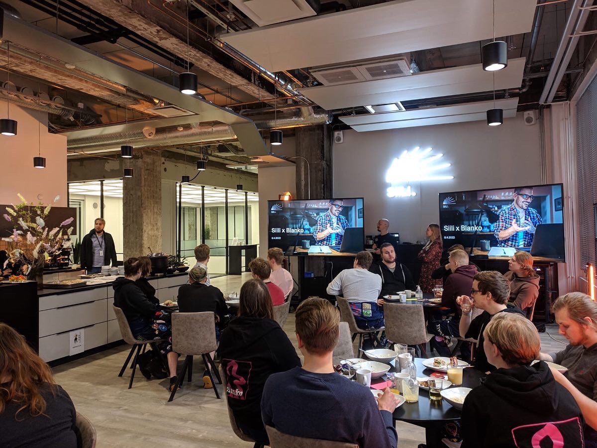 blanko_ry's tweet photo. Tänään lähdettiin kevätexculle! Matkalla Tallinnaan pysähdyttiin Helsingissä ja vierailemassa @SiiliSolutions @AccentureFI ja @loihdefactor :illa! Kiitos hyvistä eväistä, esittelyistä ja aktiviteeteista! 🤩 https://t.co/z0RiX8gHuE