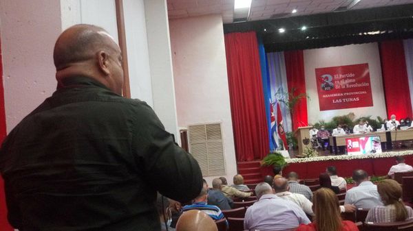 26deLasTunas's tweet photo. Eraldo González, director general de la Empresa Acinox #LasTunas destaca en la #AsambleaProvincialPCC 
👉Necesidad de trabajar en el cumplimiento de las 43 medidas para el perfeccionamiento de la empresa estatal socialista.
Vía @lopezbritog 
(Abro hilo) https://t.co/4ak4aVnY2v