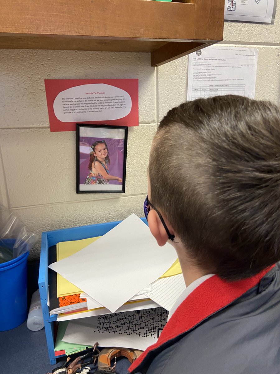 LesRperry's tweet photo. Gallery Walk - Because of Winn Dixie, Kate Dicamillo. What fun! #WeAreLES https://t.co/ccSQGwW5kG