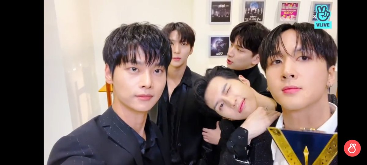 starkim0524's tweet photo. No one but us understands how we feel right now.. https://t.co/Rp0ouKA3Ck