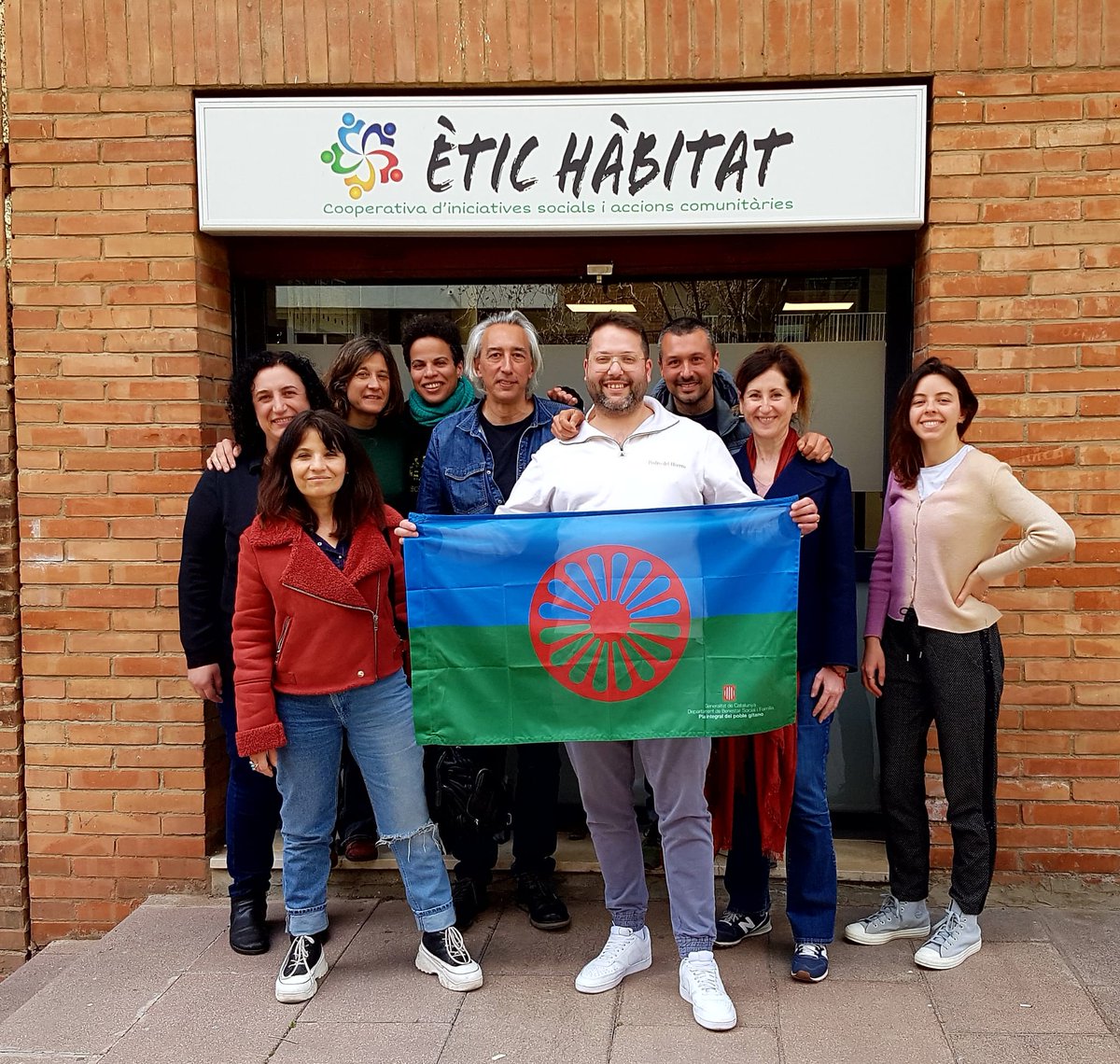 Jonatan54047809's tweet photo. Ètic Hàbitat, ens desitja un feliç dia a tots/as els Gitanos del món! https://t.co/d2VpFYTtMe