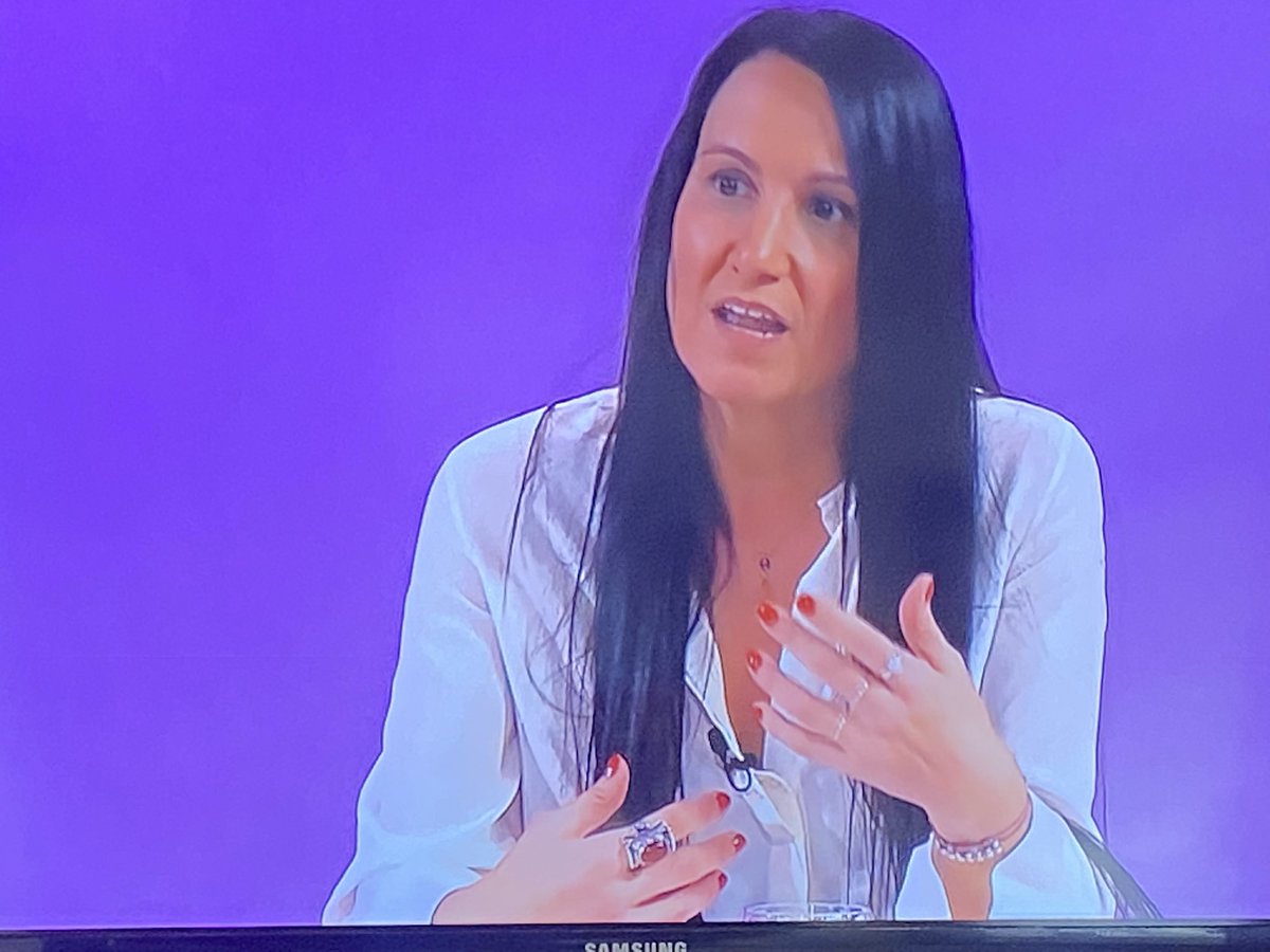 AndorraBusiness's tweet photo. 📺 En directe al programa la Rotonda de @rtvandorra, la directora d’@AndorraBusiness, @hidalgj2, i @Claudia_CCD d’@ada_andorra, expliquen el #ProgramaAWE, per a 15 emprenedores del país. #InvestinAndorra @USConsulateBCN https://t.co/lCtoRLsW5F