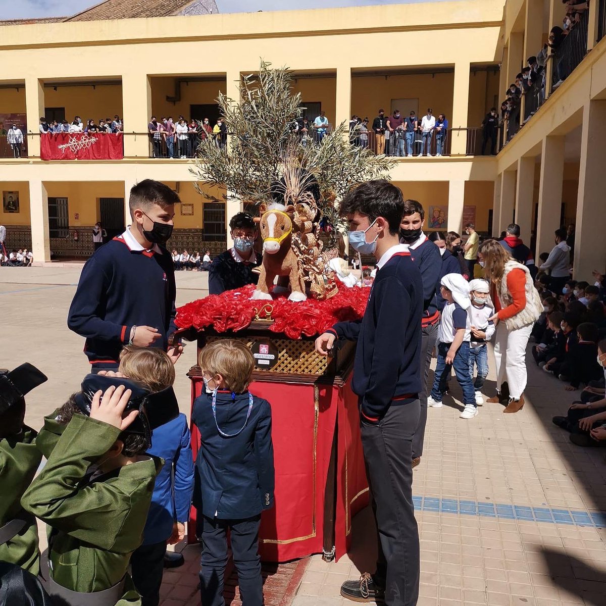 salesianotriana's tweet photo. ¡Ya están la primera cofradía en la calle! Tras dos años sin poder procesionar, nuestros alumnos de infantil de la mano del equipo docente han vuelto a procesionar por los patios del colegio.

Gracias a los profesores que han hecho esto posible.

¡Feliz Semana Santa a todos! https://t.co/KZRb2LiqTz