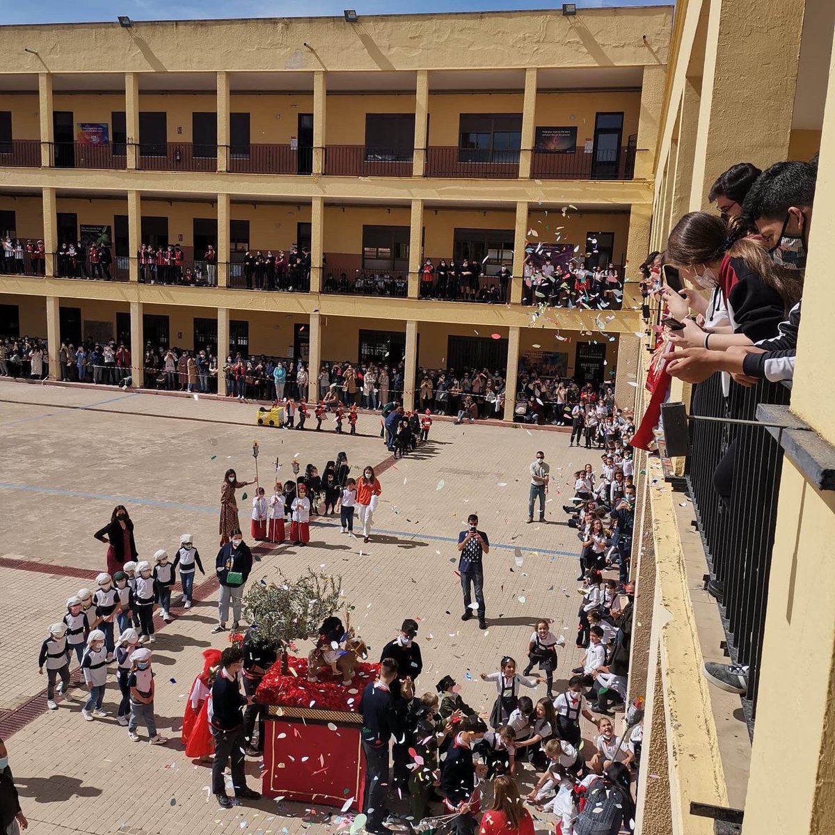 salesianotriana's tweet photo. ¡Ya están la primera cofradía en la calle! Tras dos años sin poder procesionar, nuestros alumnos de infantil de la mano del equipo docente han vuelto a procesionar por los patios del colegio.

Gracias a los profesores que han hecho esto posible.

¡Feliz Semana Santa a todos! https://t.co/KZRb2LiqTz