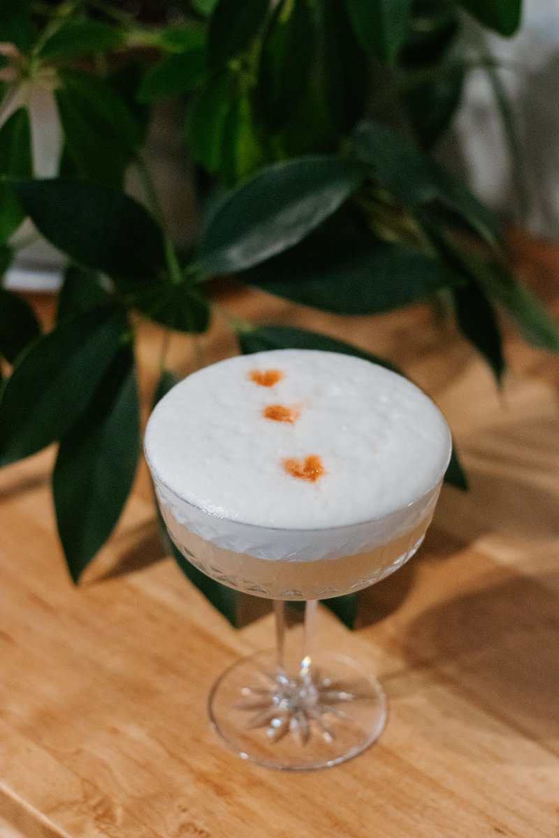 DrSunsh93058743's tweet photo. You've heard about latte art, but do you know about cocktail art?
#makeitpretty #cocktails #spirits #whiskeysour #sunshineconsulting https://t.co/M4ZwaVo6Mz